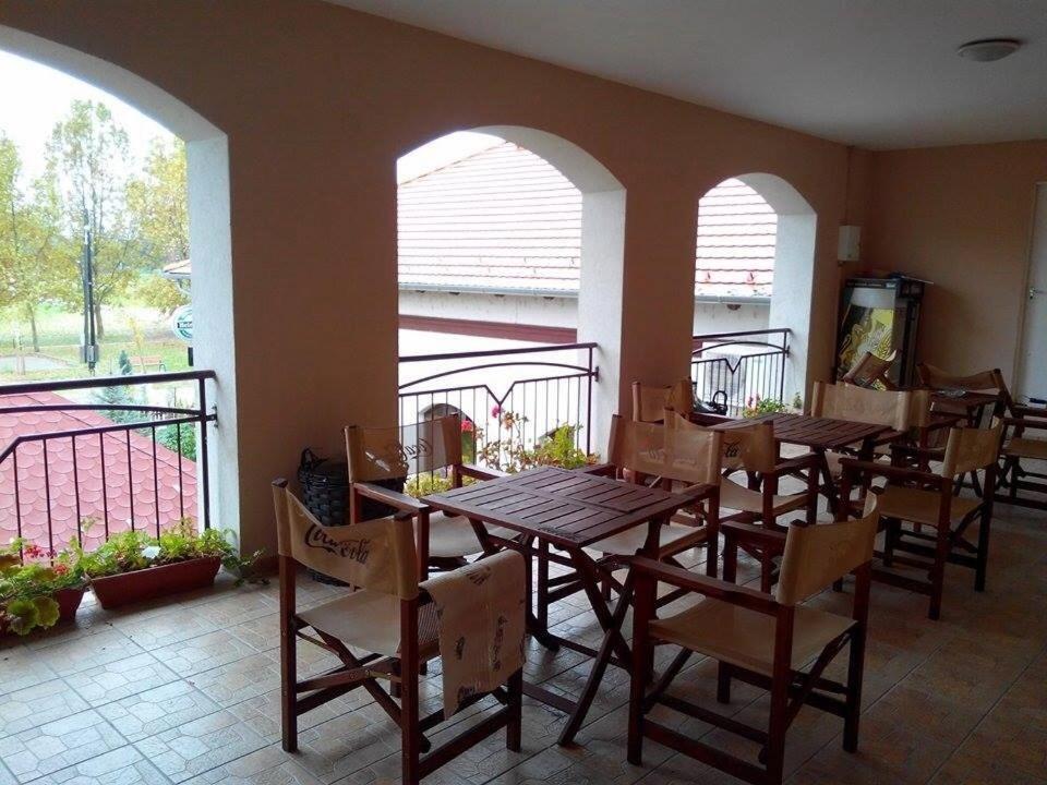 Sobri Halaszcsarda Es Panzio Baja Exterior photo